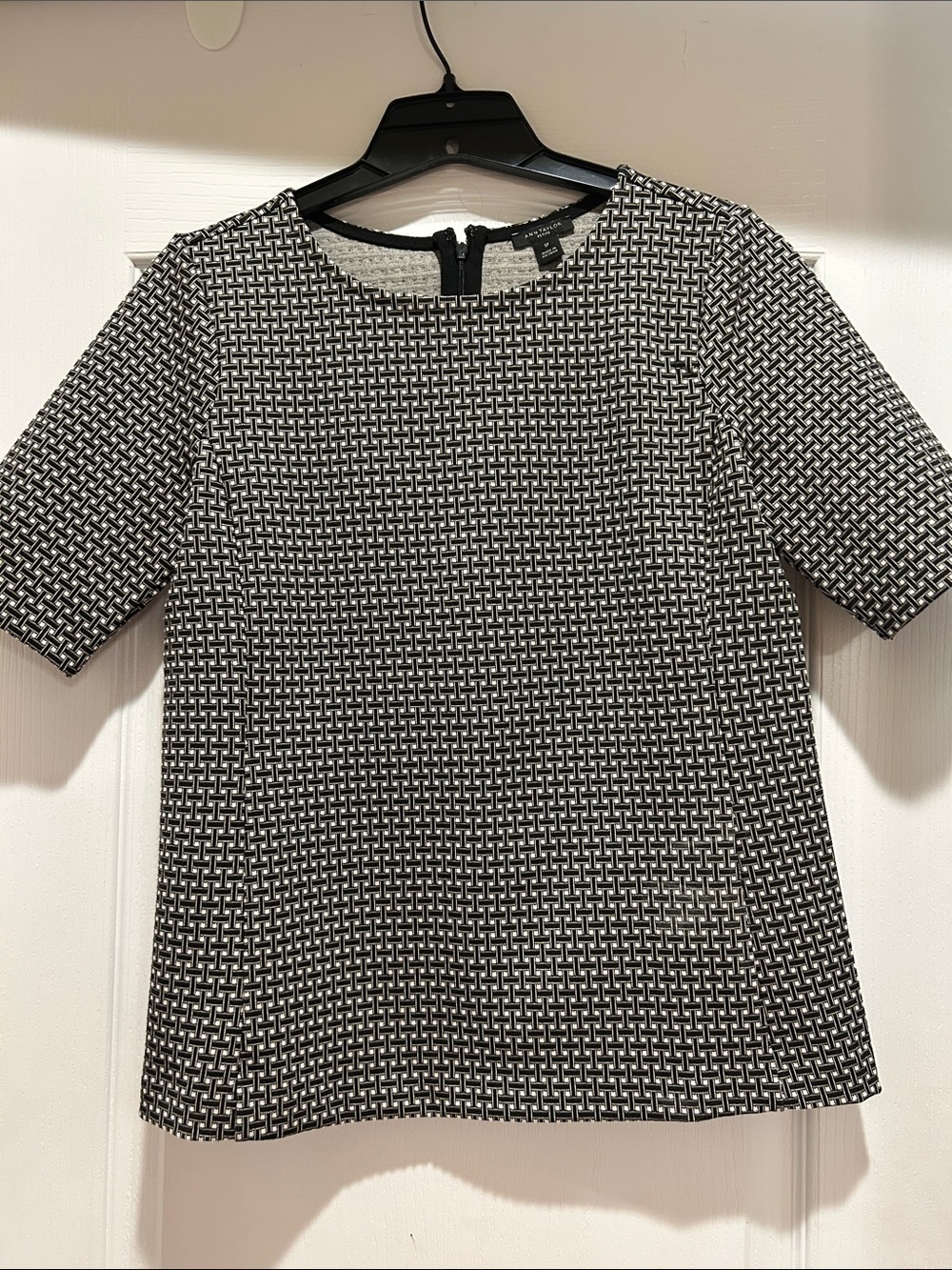 Ann Taylor Black & White Geometric Short-Sleeve Top